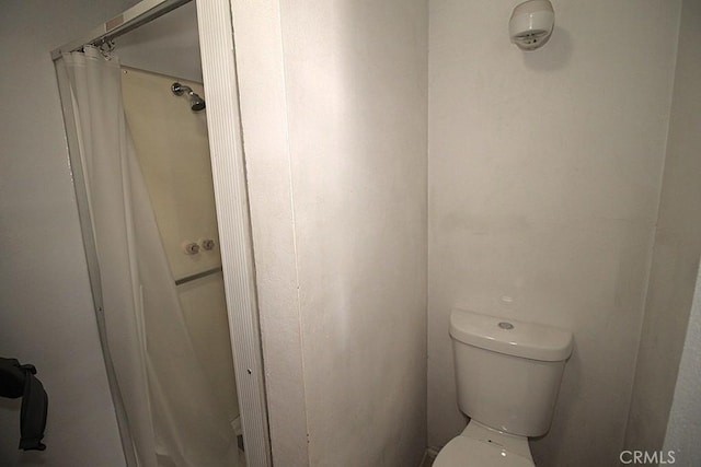 38103 Dividing Line St, Yermo, CA 92398 - bathroom featuring toilet and a shower with shower curtain