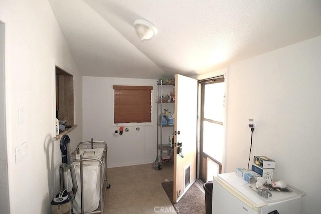 38103 Dividing Line St, Yermo, CA 92398 - office area with vaulted ceiling