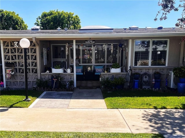 1271 Kenwood Rd Unit M7-J, Seal Beach, CA 90740 - property entrance with a porch and a yard
