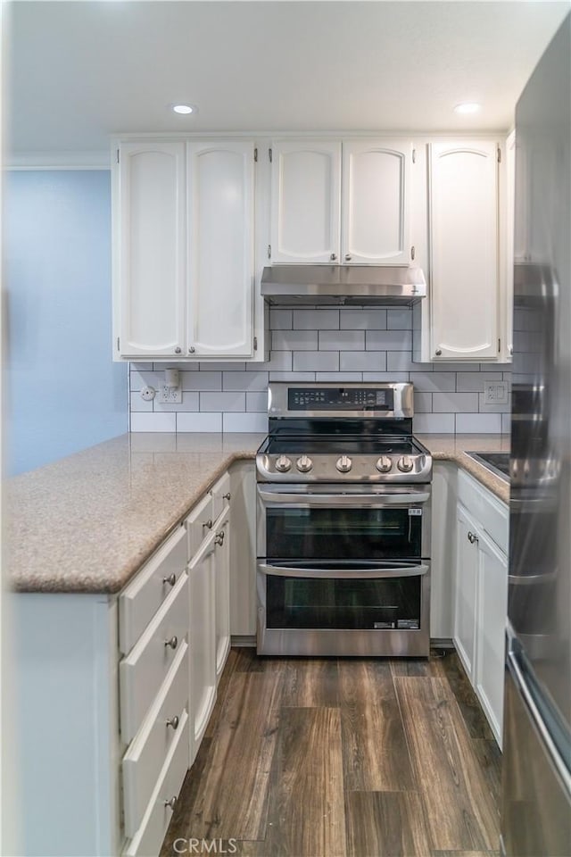 1845 Anaheim Ave Unit 7D, Costa Mesa, CA 92627 - kitchen featuring stainless steel appliances, under cabinet range hood, white cabinets, tasteful backsplash, and dark wood finished floors