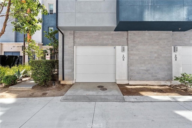206 Alamo Ct, Long Beach, CA 90802 - view of garage