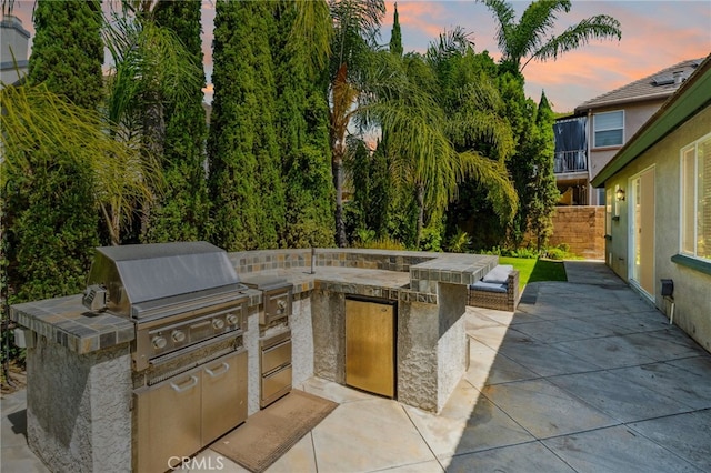501 Newman Cir, Placentia, CA 92870 - patio terrace at dusk with exterior kitchen and a patio