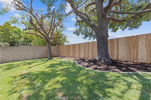 2781 Vuelta Grande Ave, Long Beach, CA 90815 - view of fenced backyard