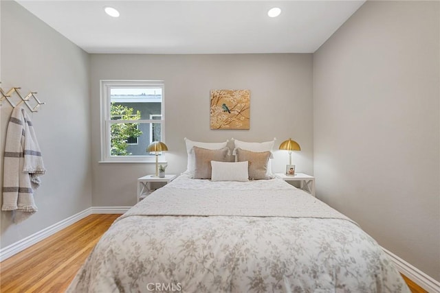 2781 Vuelta Grande Ave, Long Beach, CA 90815 - bedroom featuring light wood-style flooring and recessed lighting
