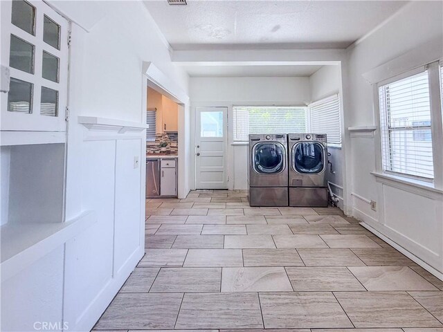 4216 Dalton Ave, Los Angeles, CA 90062 - laundry room featuring independent washer and dryer