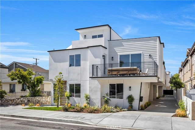 2405 Mathews Ave Unit C, Redondo Beach, CA 90278 - contemporary house with a balcony, stucco siding, and driveway