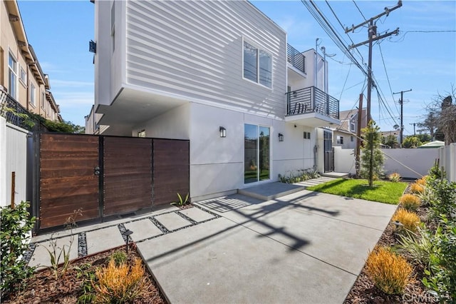2405 Mathews Ave Unit C, Redondo Beach, CA 90278 - rear view of property featuring a balcony, a gate, and stucco siding