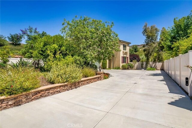 17138 Hickory Ridge Ct, Canyon Country, CA 91387 - view of home's community featuring a patio area