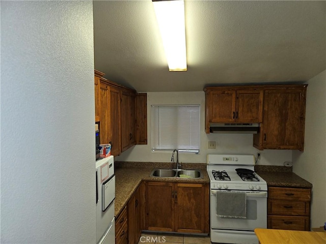 3608 Wagoner Ln, Corona, CA 92879 - kitchen featuring white gas stove, under cabinet range hood, and dark countertops