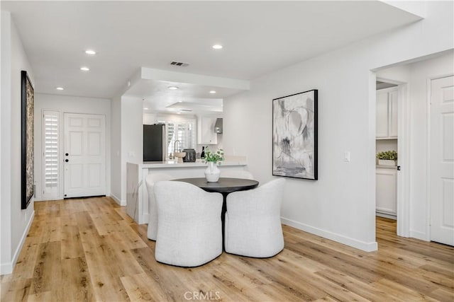 503 Morning Canyon Rd Unit 9, Corona Del Mar, CA 92625 - dining area with light wood-style flooring and recessed lighting