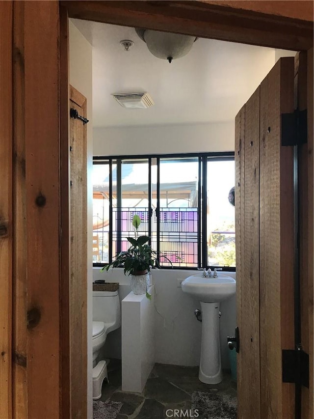 56564 Nelson Ave, Yucca Valley, CA 92284 - half bath featuring toilet