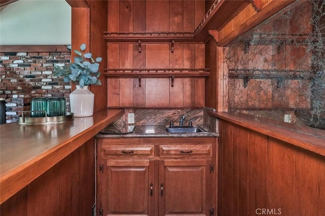 17654 Prairie St, Northridge, CA 91325 - view of indoor wet bar