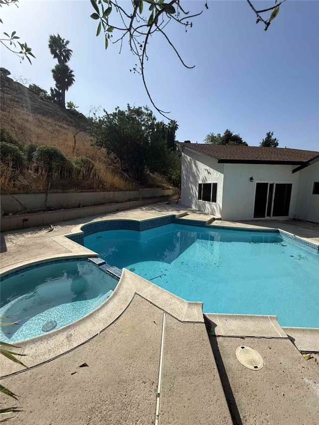 23615 Tellgate Dr, Diamond Bar, CA 91765 - view of swimming pool featuring a pool with connected hot tub and a patio area