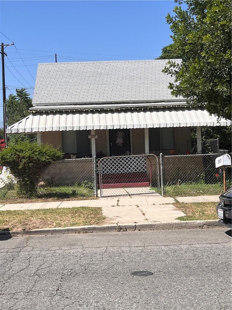 207 E O St, Colton, CA 92324 - view of front of property featuring a fenced front yard and a gate