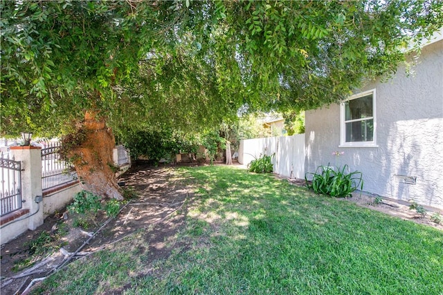 13520 Fenton Ave, Sylmar, CA 91342 - view of fenced yard