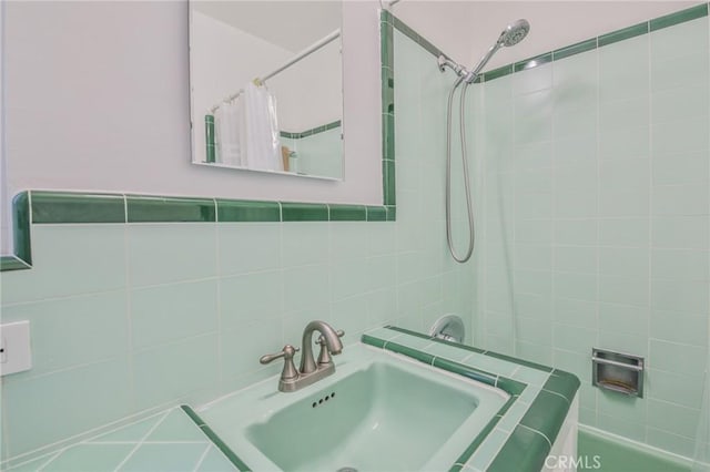 1030 E 2nd St Unit 7, Long Beach, CA 90802 - bathroom with a tile shower and tile walls