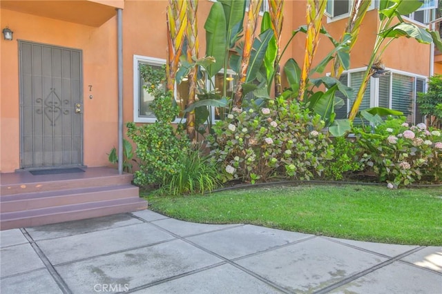 1030 E 2nd St Unit 7, Long Beach, CA 90802 - entrance to property featuring stucco siding, a lawn, and a patio