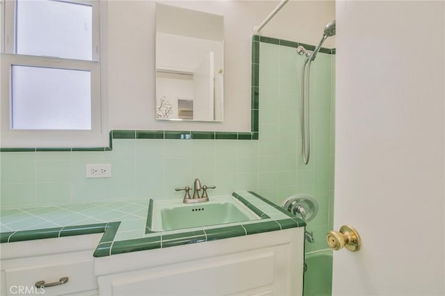 1030 E 2nd St Unit 7, Long Beach, CA 90802 - bathroom featuring vanity, shower / bathtub combination, and backsplash