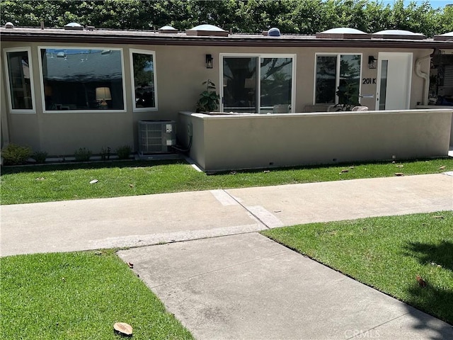 13361 El Dorado Unit 201K, Seal Beach, CA 90740 - view of front of home with stucco siding and a fenced front yard