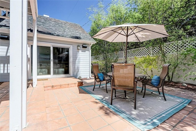 1310 Gates Ave, Manhattan Beach, CA 90266 - view of patio with outdoor dining space