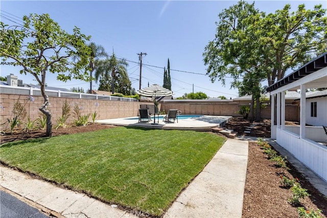 20611 Devonshire St, Chatsworth, CA 91311 - fenced backyard with a patio area