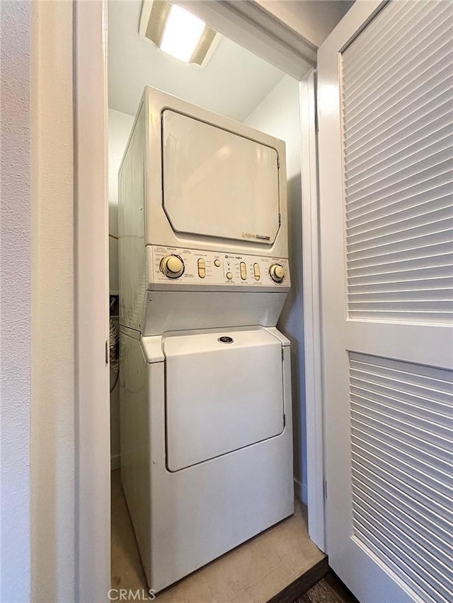 612 E Carson St Unit 303, Carson, CA 90745 - laundry area featuring stacked washer and clothes dryer