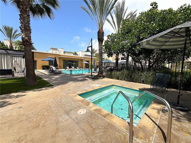 612 E Carson St Unit 303, Carson, CA 90745 - community pool with a hot tub and a patio area