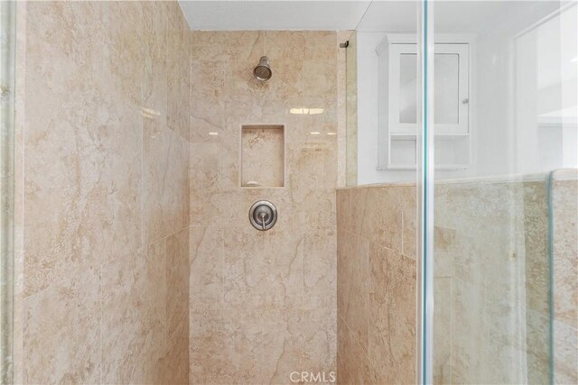 390 Saint Anns Dr, Laguna Beach, CA 92651 - bathroom featuring a tile shower