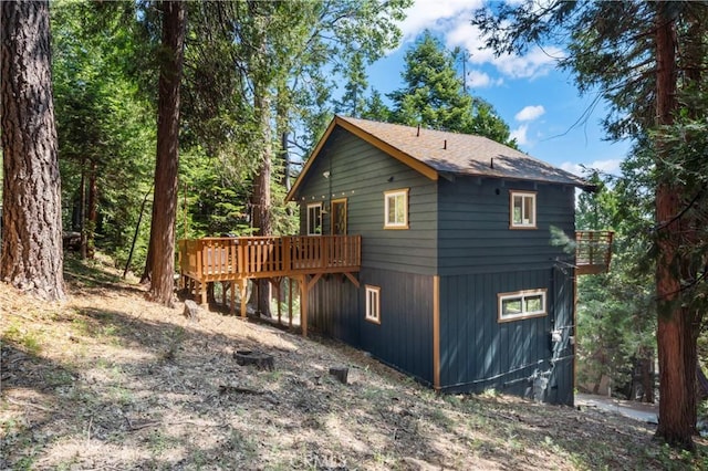 698 W Victoria Ct, Lake Arrowhead, CA 92352 - view of side of property featuring a deck