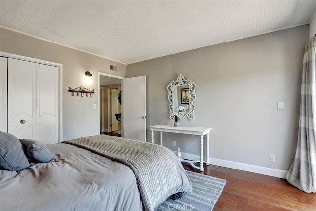 891 Palo Verde Ave, Long Beach, CA 90815 - bedroom featuring wood finished floors and a closet