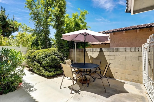 891 Palo Verde Ave, Long Beach, CA 90815 - fenced backyard with outdoor dining space and a patio