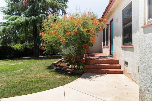700 Hillcrest Dr, Bakersfield, CA 93305 - view of grassy yard with a patio area