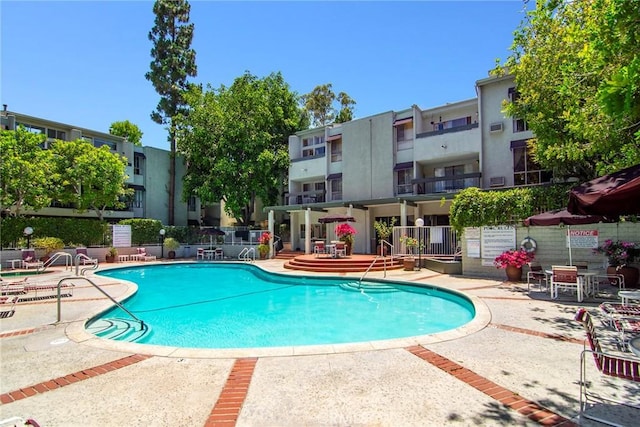 4900 Overland Ave Unit 130, Culver City, CA 90230 - community pool featuring a patio area