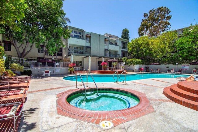 4900 Overland Ave Unit 130, Culver City, CA 90230 - community pool with a community hot tub and a patio