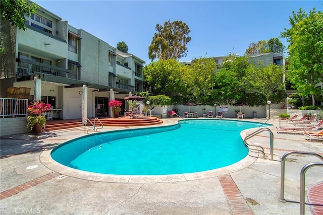 4900 Overland Ave Unit 130, Culver City, CA 90230 - community pool with a patio