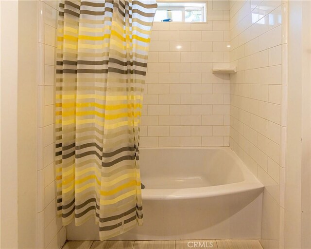 320 W 21st St, Merced, CA 95340 - full bath with shower / bath combo with shower curtain