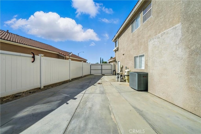 33175 Camino Maraca, Temecula, CA 92592 - fenced backyard with a patio