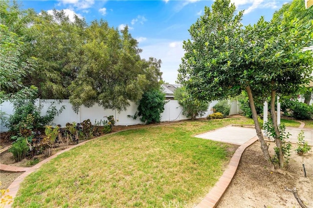 44051 Sheldon Ct, Temecula, CA 92592 - fenced backyard featuring a patio area
