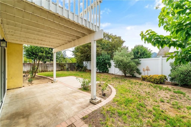 44051 Sheldon Ct, Temecula, CA 92592 - fenced backyard featuring a patio