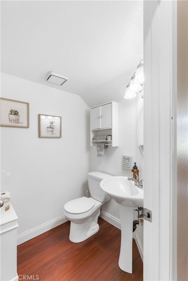 28305 Paseo El Siena Unit 10, Laguna Niguel, CA 92677 - bathroom with wood finished floors and vaulted ceiling