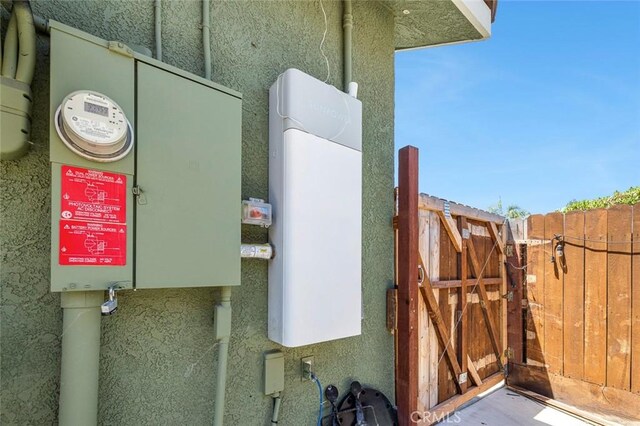 6 N Post Ave, Sanger, CA 93657 - exterior view of stucco siding and a gate