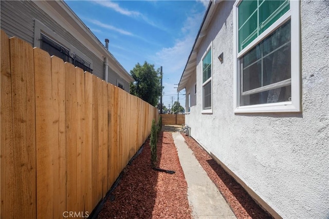 147114711/2 E 41st Pl, Los Angeles, CA 90011 - view of side of property featuring stucco siding