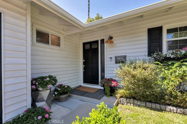 23451 Friar St, Woodland Hills, CA 91367 - entrance to property
