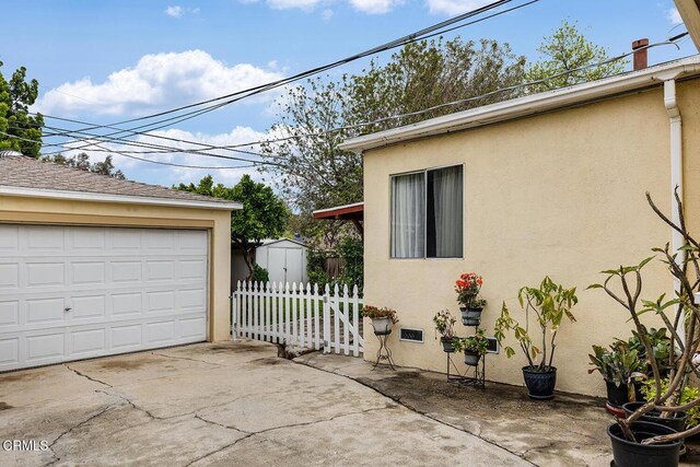 250 S Berkeley Ave, Pasadena, CA 91107 - garage with driveway