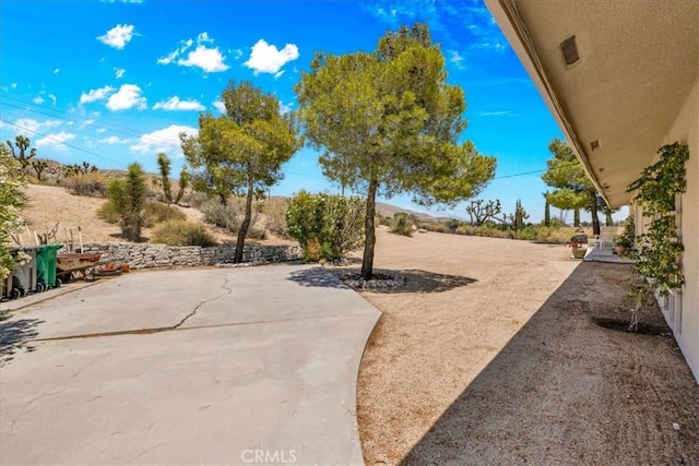 54832 Benecia Trl, Yucca Valley, CA 92284 - view of yard featuring a patio