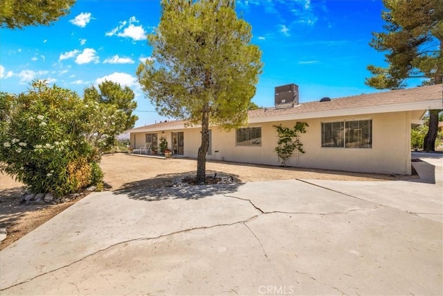54832 Benecia Trl, Yucca Valley, CA 92284 - view of front facade with stucco siding and a patio area