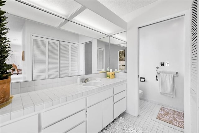 54832 Benecia Trl, Yucca Valley, CA 92284 - bathroom with a closet, vanity, and tile patterned floors