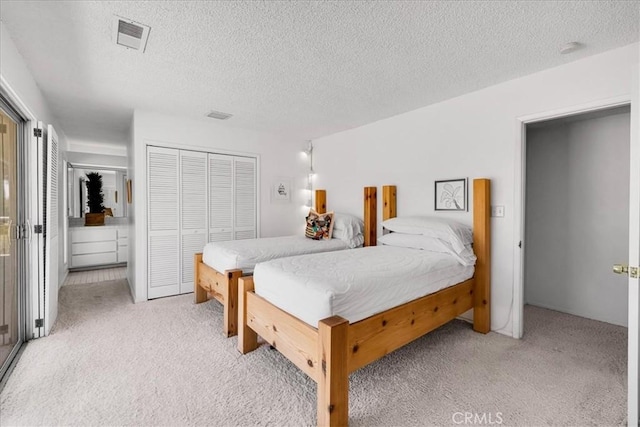 54832 Benecia Trl, Yucca Valley, CA 92284 - bedroom with light colored carpet, a textured ceiling, and a closet