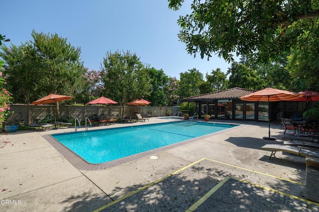 111 S Orange Grove Blvd Unit 203, Pasadena, CA 91105 - community pool with a patio