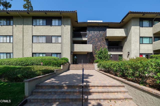 111 S Orange Grove Blvd Unit 203, Pasadena, CA 91105 - view of apartment building / complex